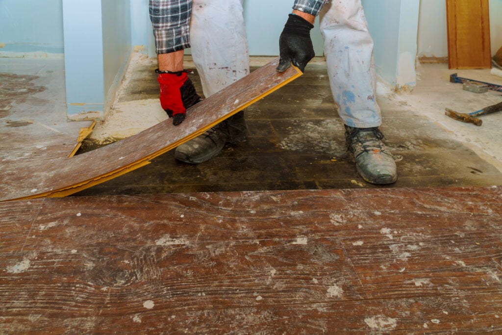 how to remove laminate flooring